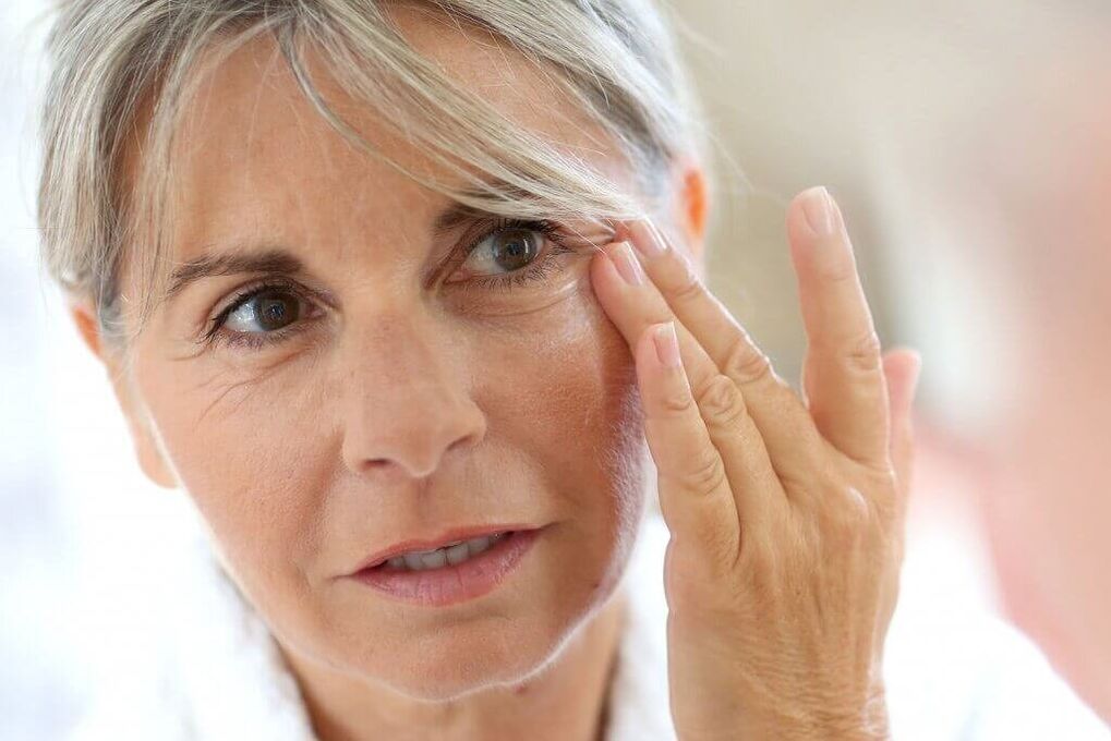 woman rejuvenates the skin around the eyes