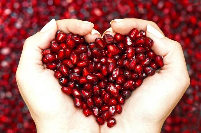 The oil obtained from the seeds of pomegranate restores the tone of the facial skin and protects it from ultraviolet radiation. 